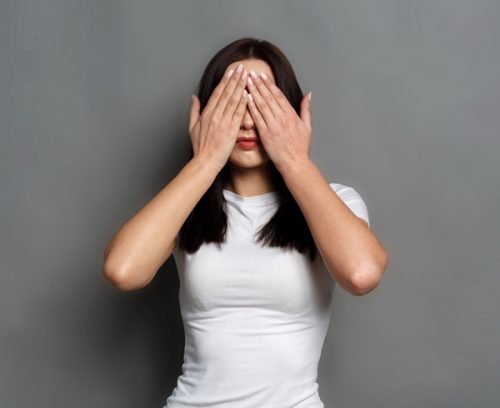 目を塞ぐ女性