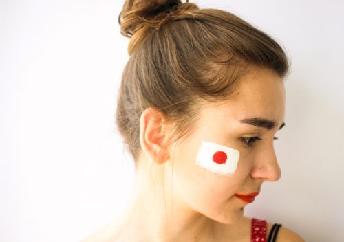 日本の国旗を頬にペイントした女性