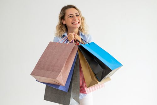 大量に買い物をした外国人女性