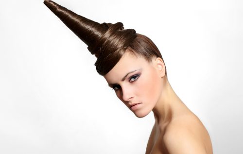 奇抜な髪型の女性