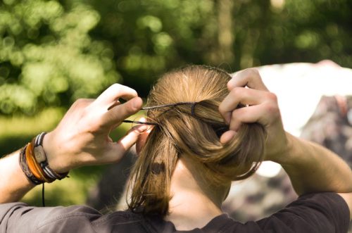 髪を一つに結ぶ女性